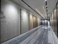 Dalles de pierre frittée de l'usine de Foshan pour comptoirs de cuisine, murs de douche, salons et espaces extérieurs – Design moderne, garantie 5 ans