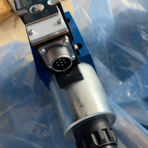 วาล์วควบคุมทิศทางแบบสัดส่วนไฮดรอลิก Rexroth R900732536 4WRAE10W1-60-2X/G24K31/F1V สำหรับอุปกรณ์อุตสาหกรรม - Product Image 3