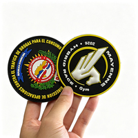 Vente en gros de patchs et badges en velcro personnalisés en PVC souple 3D en relief. Idéal pour la promotion de la marque sur les chapeaux et les uniformes.