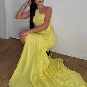 Robe longue bohème jaune élégante pour femme, design une pièce, à volants, épaules dénudées, sans manches, motif uni - Product Image 3