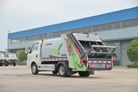 Camion à ordures à compression électrique Dongfeng 4 CBM, camion de compactage des déchets sanitaires municipaux