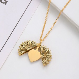 Collana con Ciondolo Girasole Retrò, si Apre per Rivelare un <span class=keywords><strong>Cuore</strong></span> Vuoto su Cui Puoi Incidere il Tuo Nome, Realizzata in Acciaio Inossidabile - Product Image 3