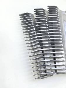 Plaque de peignes d'<span class=keywords><strong>escalator</strong></span> moderne en métal à 24 dents pour immeuble de bureaux Chine - Product Image 1