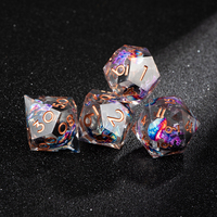 Ensemble de 7 dés en résine polyédriques transparents personnalisés, à âme liquide effet nébuleuse tourbillonnante, pour jeux de rôle de table (D&D), avec numéros en cuivre
