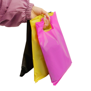 Sac en plastique noir avec poignée, imprimé en couleur, logo découpé, message de remerciement, pour t-shirts, vente en gros, personnalisé, 2023 - Product Image 3