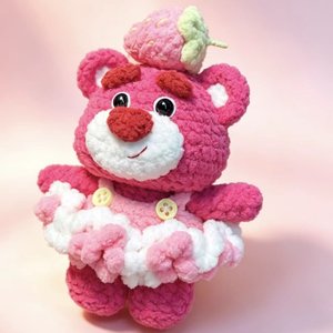 Poupées ours fraises au crochet faites à la main, breloques de sac et porte-clés amigurumi personnalisables - Product Image 1