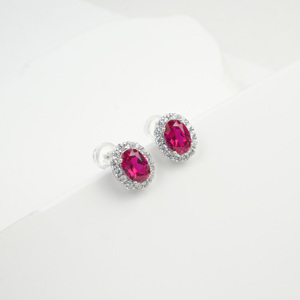 Pendientes de Plata de Ley 925 con Halo, Rubí Ovalado Creado en Laboratorio Color Sangre de Pichón con Detalles de Circonita Cúbica - Product Image 2