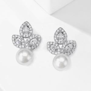 ต่างหูแฟชั่นผู้หญิง ดีไซน์น่ารัก ประดับเพชรซิร์คอนและมุก รูปทรงผีเสื้อ ประณีต ชุบโรเดียม บนตัวเรือนทำจากโลหะผสมทองแดง - Product Image 5