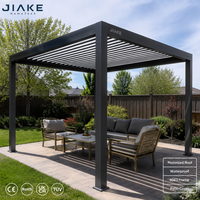 Pérgola Residencial de Aluminio Jiake con Techo de Láminas Motorizadas para Cubrir Patio Trasero y Espacio de Relajación al Aire Libre