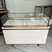 Vitrine à bijoux haut de gamme en métal, présentoir à bijoux avec base en forme d'ondulation d'eau, comptoir de présentation de bijoux personnalisé en marbre