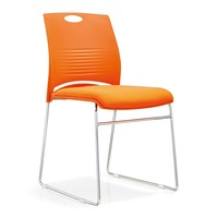 Chaise en plastique de jambe en métal empilable colorée bon marché avec la pile empilable pour le restaurant dinning dinning chaise de formation de réception