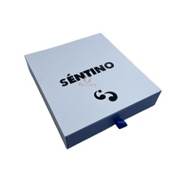 Caja de Cartón para Ropa y Camisetas de Lujo con Logotipo, Laminación Mate, Recubrimiento UV y Forro de Esponja
