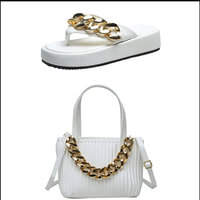 Leder-Sandalen und Umhängetaschen mit Kettenriemen – Handtaschen-Sets für Damen