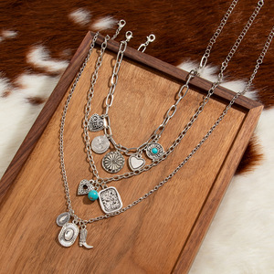 Conjunto de Collares Superpuestos de Aleación Plateada para Mujer, Estilo Punk Bohemio Occidental con Colgante de Bota, Herradura y Cactus - Product Image 4