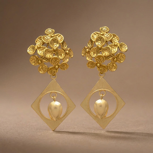 Boucles d'oreilles pendantes à clous, motif bouquet floral doré mat, cadre losange, motif graine, en laiton plaqué or 18 carats, style botanique, ethnique, pour mariage - Product Image 3