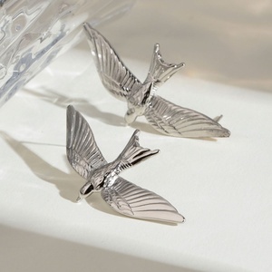 Boucles d'oreilles pendantes en forme d'oiseau rétro européen-américain en trois dimensions, en acier inoxydable non décolorant, avec sertissage à bélière - Product Image 4