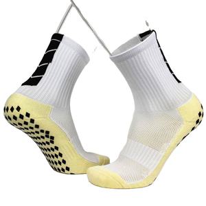 Logo personnalisé hommes grip marche compression coton anti-dérapant chaussettes de sport - Product Image 1