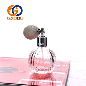 Flacon de parfum en <span class=keywords><strong>verre</strong></span> de luxe vintage 50 ml, design esthétique 'Old Money' découpé, avec bouchon à vis et atomiseur à pompe - Product Image 6