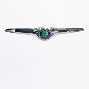 Le capot est doté d'une grille d'admission d'air à rayures brillantes, d'une garniture chromée sur le capot et d'un <span class=keywords><strong>logo</strong></span> compatible avec <span class=keywords><strong>Skoda</strong></span> <span class=keywords><strong>Fabia</strong></span> - Product Image 6