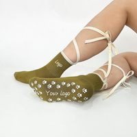 Chaussettes de Pilates personnalisées antidérapantes avec logo et ruban en dentelle pour femmes Calzini