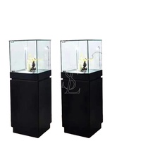 Vitrine de musée sur piétement noir brillant, vitrine sans cadre en verre trempé, éclairage chromé, présentoir minimaliste pour bijoux