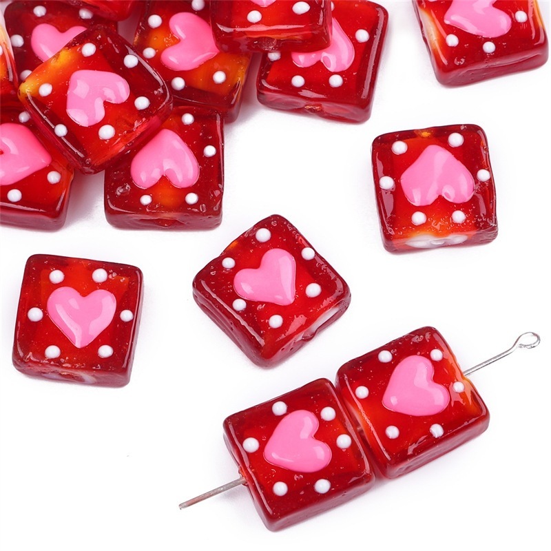 Base roja con corazón rosa.