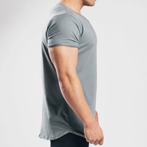 Camiseta deportiva para hombre con corte muscular, dobladillo curvo con borde sin rematar y cuello ancho grande - Product Image 6