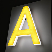 Enseigne personnalisée en acrylique rétroéclairée par LED 3D en acier inoxydable imperméable pour les devantures de magasins en extérieur avec télécommande