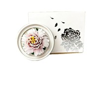 Diffuseur d'arômes en porcelaine blanche artisanale, motif pivoine, ornement floral inspiré du patrimoine culturel immatériel, fleurs façonnées à la main pour la maison