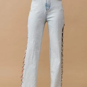 กางเกงยีนส์ขากว้างประดับคริสตัลและเพชรพลอยสำหรับผู้หญิงจากโรงงานเสื้อผ้ากวางโจว ดีไซน์สวยงามพร้อมดีเทลตัดข้างและตกแต่งด้วยอัญมณี - Product Image 2