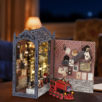 Miniature de maison de sorciers Wizard Train pour coin lecture avec éclairage LED, kit d'insertion de bibliothèque en bois DIY pour adultes, cadeau artisanal