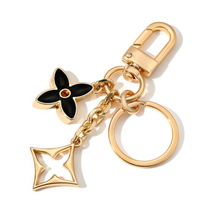 Fashionable Metal Clover Keychain, Cute Flower Bag Pendant, <strong>Small</strong> <strong>Gift</strong> - Product Image 5
