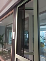 Ventana Abatible de Diseño Moderno en Madera y Aluminio con Doble Vidrio Templado, Aislamiento Acústico y Malla de Acero Inoxidable, Garantía de 5 Años
