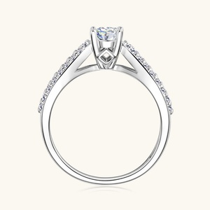 Produit Tendance 2026 : Bijoux Fantaisie – Bagues Minimalistes en Métal Plaqué Or 14K avec Zircon Rond Taillé 0,5 ct, Vente en Gros pour Femmes - Product Image 3
