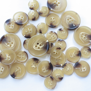 Botones de Resina Lavables Niucky R0201-057, Venta Directa de Fábrica, 4 Agujeros, Color Amarillo, con Borde Delgado y Vetas Marrones, para Trajes y Abrigos - Product Image 6