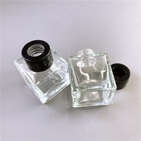 Bouteille d'huile d'arôme en verre rond carré clair avec bâtons de diffuseur de roseau désodorisant bouteille de diffuseur de roseau en verre de parfum