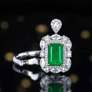 แหวนรัศมีสีมรกตธรรมชาติตัดเป็นรูปสี่เหลี่ยมผืนผ้าทองคำขาว18K ประดับเพชรรูปวงรีและทรงกลม - Product Image 4