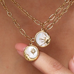 Collar Zoryn de Acero Inoxidable Impermeable con Colgante de Moneda de Nácar, Cadena de Eslabones con Diseño de Sol y Luna, Chapado en Oro, Regalo para Mujer - Product Image 1