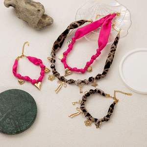 En gros, Ensemble de bijoux pour femme avec collier foulard en soie, collier ras-du-cou à pendentif en acier inoxydable et collier à breloque cœur et nœud papillon - Product Image 1