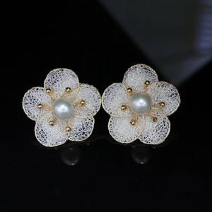 Pendientes de perlas florales con baño de oro de 14K, artesanía italiana en encaje, pendientes de perlas naturales de agua dulce hechos a mano, joyería al por mayor. - Product Image 1
