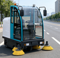Conduire une balayeuse mobile avec équipement d'aspiration et une balayeuse électrique fermée