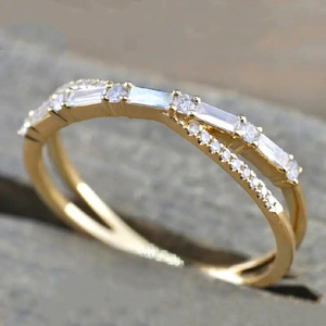 Anello di Diamanti H394 in Oro Bianco per Donna, Taglio Baguette Naturale, Colore G, con Pietre Laterali - Product Image 3