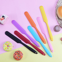 Vente en gros de mini spatule colorée à long manche en silicone pour mélanger l'huile et la crème, grattoir au design unique