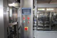 Machine de remplissage entièrement automatique à six têtes à pompe à engrenages pour bouteilles de lait, gel, eau pure et production de boissons (bière)