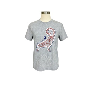 Camiseta de manga corta y cuello redondo, hecha de tela TC n.º 34S/J, 150-160 g/m², en color gris, con un diseño estampado en la parte delantera. (82 gris) - Product Image 1