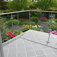 Balustrade de balcon en verre trempé au design moderne BOSI avec colonne en acier inoxydable finition satinée, hauteur réglable, montage sur terrasse