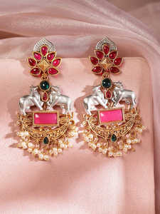 Pendientes Chandabali con Dijes de Vaca, Chapados en Oro con Esmalte Rosa y Adornados con Kundan, Hechos a Mano, Producto al por Mayor Personalizable - Product Image 3