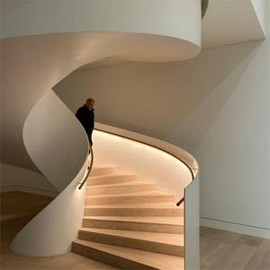 <span class=keywords><strong>Escalier</strong></span> intérieur en colimaçon de luxe avec garde-corps en verre courbé Bandes de roulement en <span class=keywords><strong>bois</strong></span> massif Cadre <span class=keywords><strong>moderne</strong></span> en acier pour maisons duplex <span class=keywords><strong>et</strong></span> villas - Product Image 5