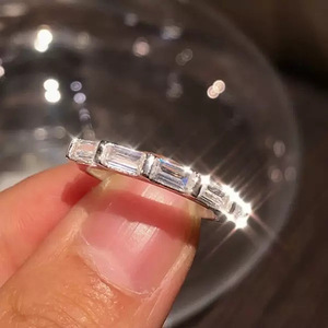 Anello scintillante intarsiato per donna, elegante gioiello alla moda per tutti i giorni - Product Image 1