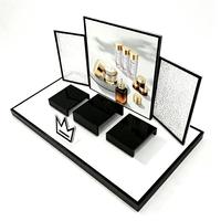 Présentoir de Comptoir en Acrylique Noir Brillant Personnalisé pour Soins de la Peau, Cosmétiques et Parfums, avec Panneaux Décoratifs – Direct Usine